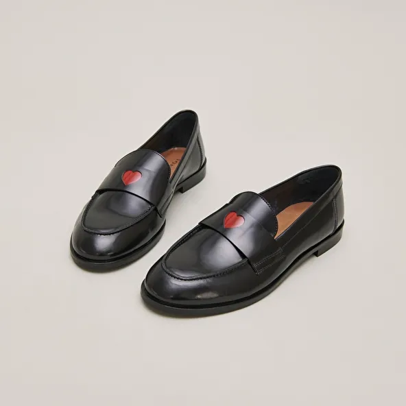 Loafers round-tipped in black shiny leather