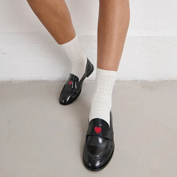 Loafers round-tipped in black shiny leather