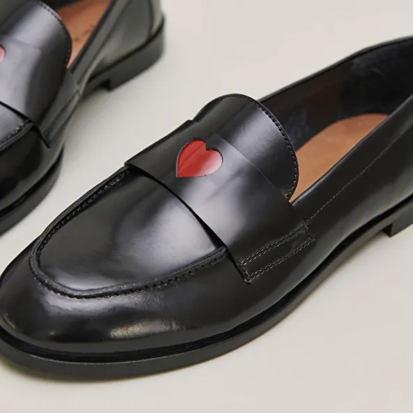 Loafers round-tipped in black shiny leather