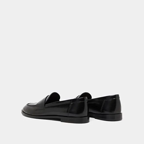 Loafers round-tipped in black shiny leather