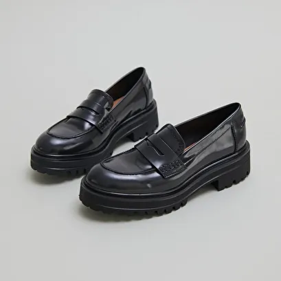 Loafers with notched soles in grey glazed leather