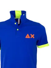 POLO BLU ELETTRICA CON DETTAGLI FLUO